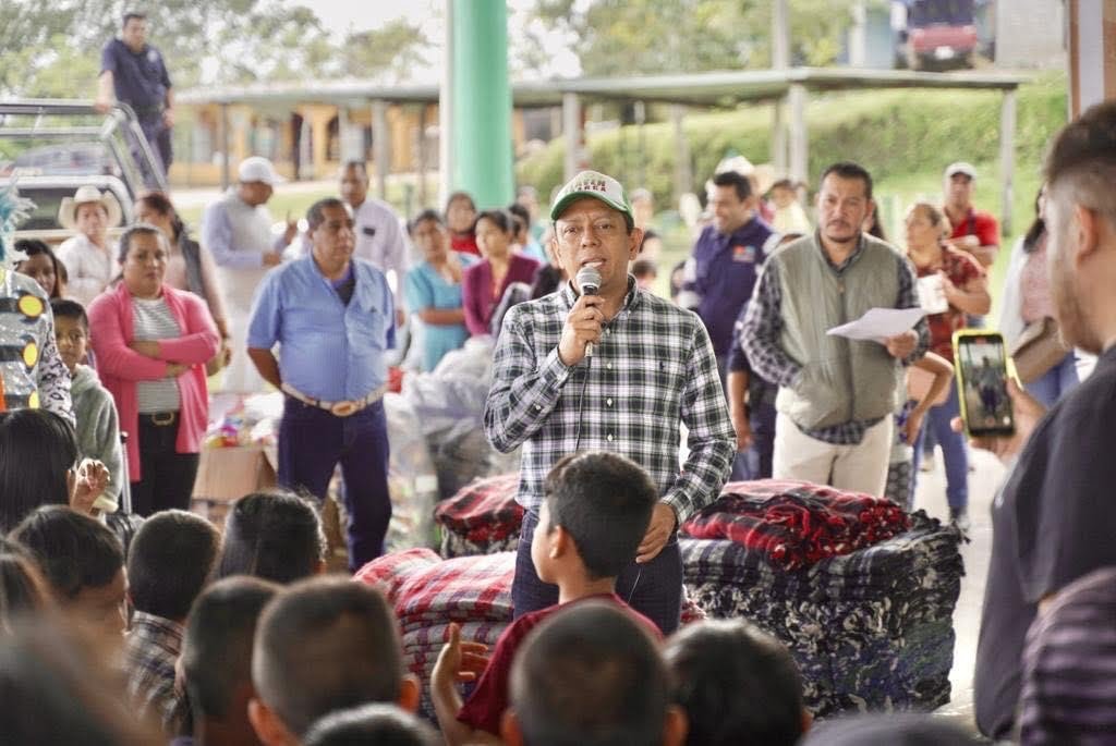 Campañas “Dona un abrigo, gana un amigo” y “Compartiendo Sonrisas”, un éxito en Francisco León: Llaven Abarca