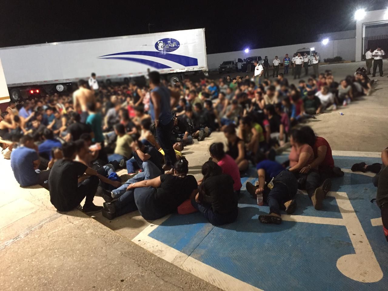 Rescata INM a 343 migrantes extranjeros en la caja de un tráiler abandonado en Veracruz