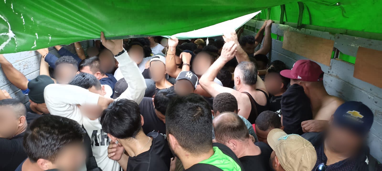 Localiza INM a 123 personas migrantes extranjeras en un camión tipo torton en Chiapas