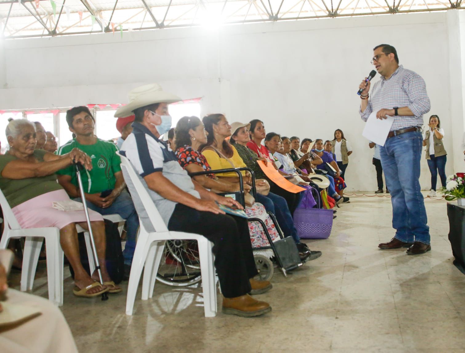 Aguilar Castillejos realiza la primera entrega de tarjetas del año a beneficiarios del programa PMV