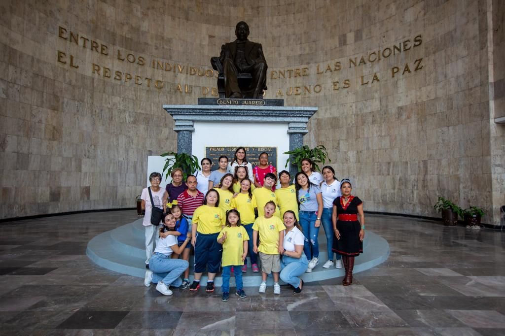 Paola Villamonte recibe a niños y jóvenes pertenecientes al equipo de tenis “Ace Up”