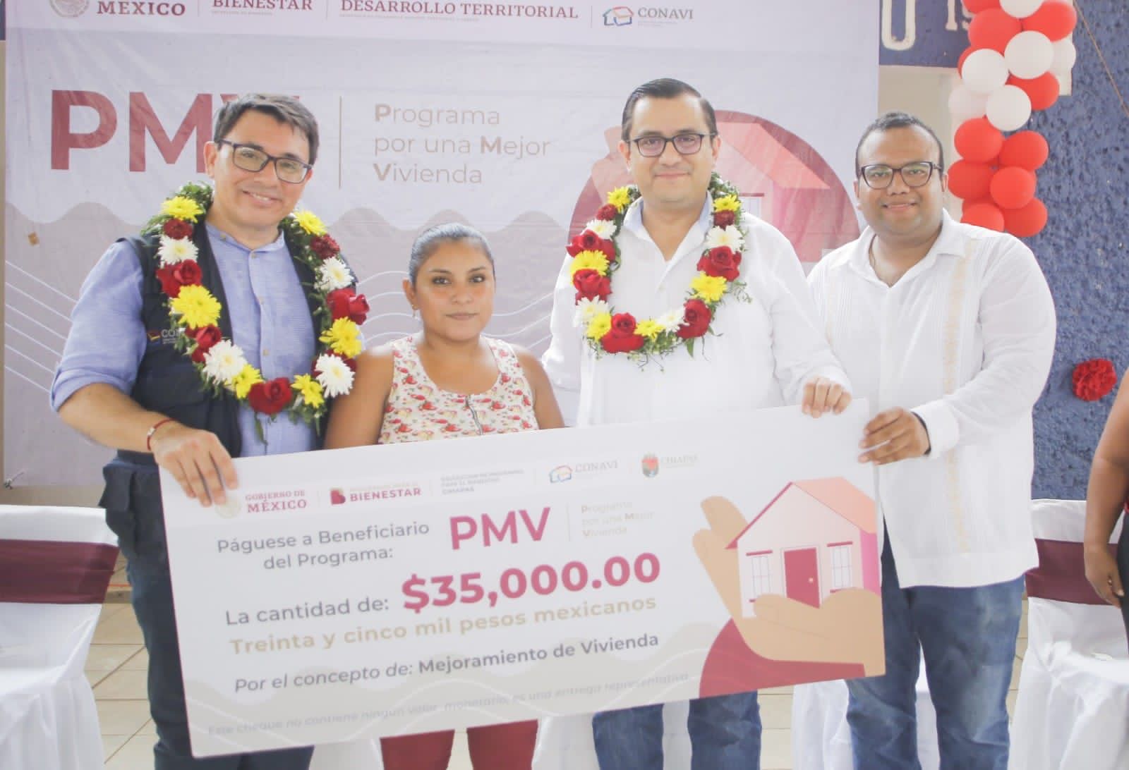 Aguilar Castillejos y Rutilio Escandón realizan entrega de tarjetas a beneficiarios del programa PMV