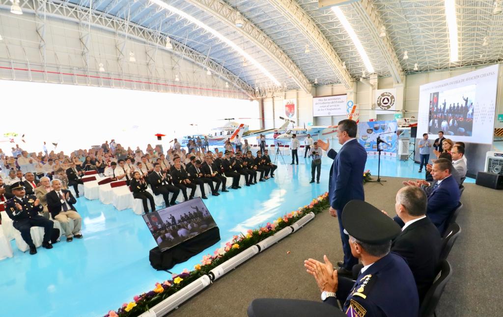 Rutilio Escandón felicita a la primera generación graduada de la Licenciatura en PC y Piloto Aviador de la Enaproc
