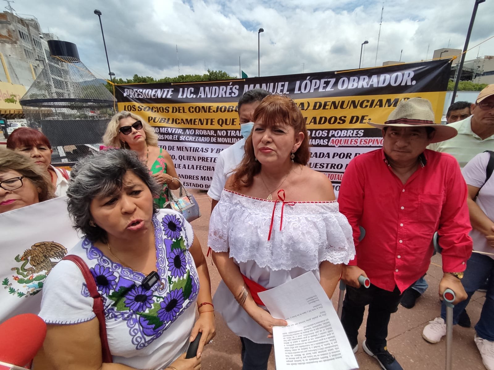 Socios del ConejoBus exigen pago de más de 150 mdp 