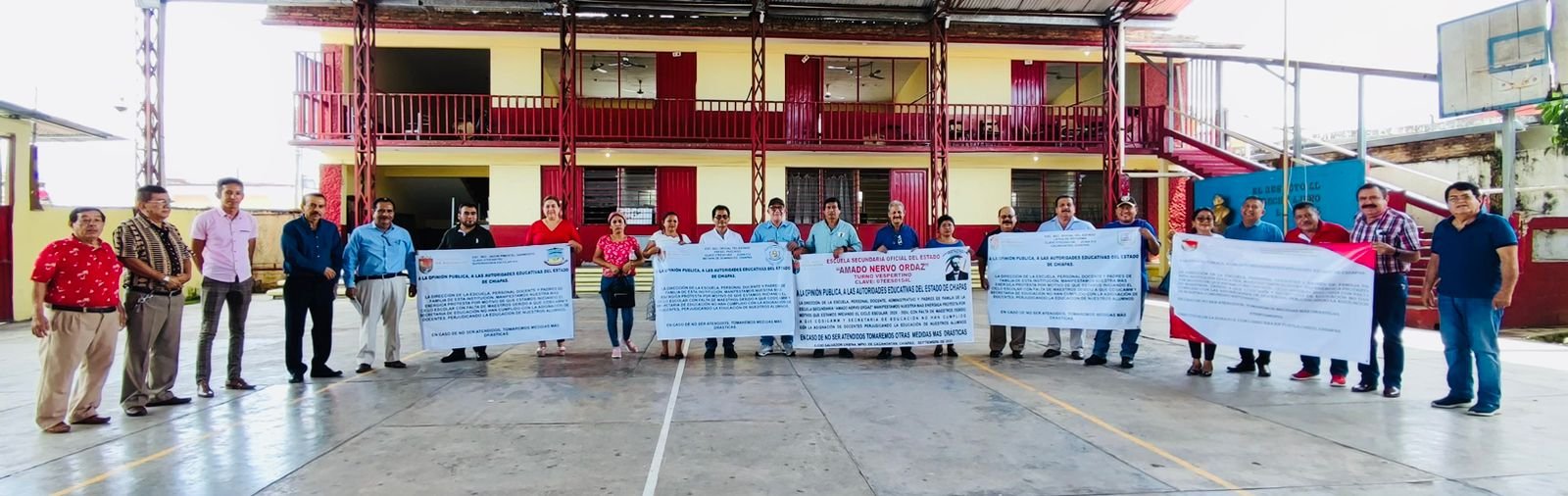 Se manifiestan 11 secundarias del estado por falta de docentes 