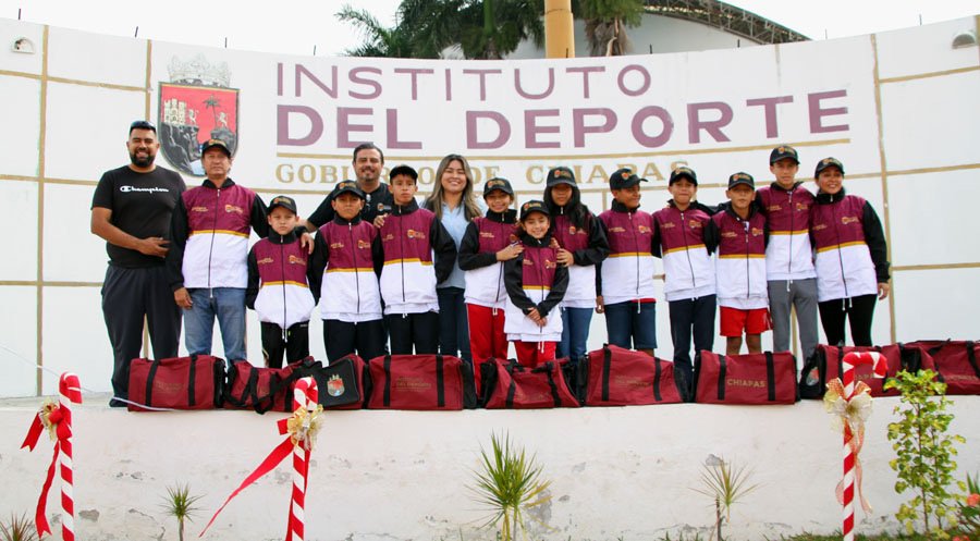 Entrega Indeporte kits deportivos al equipo Folcats de Tochito NFL U12