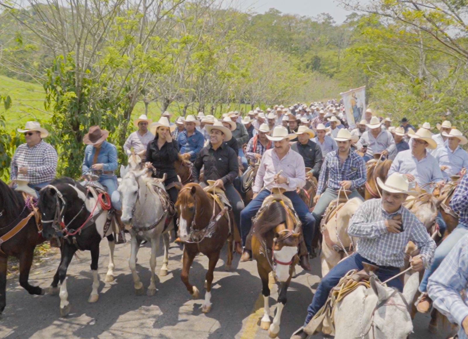 Eduardo Ramírez asiste como invitado a cabalgata en Juárez