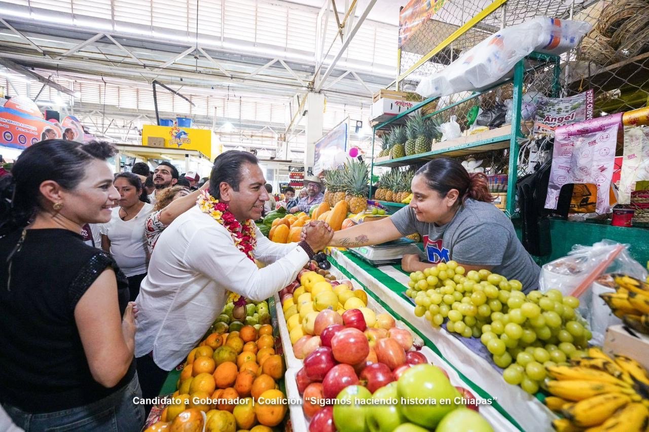Eduardo Ramírez recorre mercado y colonia de Tuxtla Gutiérrez