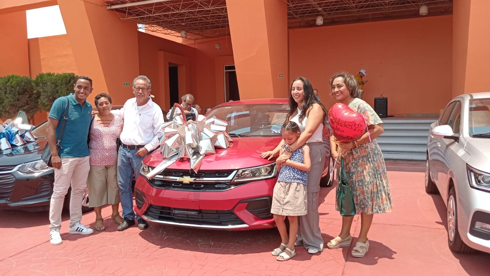 Entrega de premios de la rifa del Día del Maestro de la sección 40 del SNTE