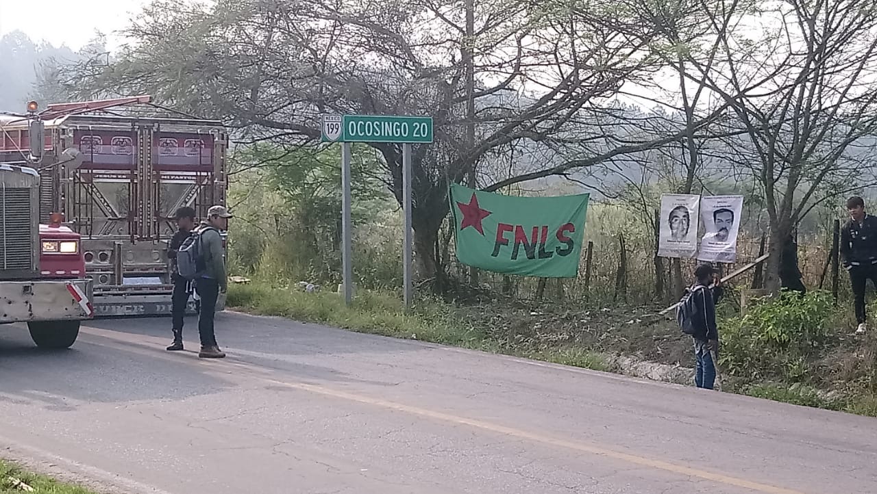 Integrantes del FNLS realizan volanteo carretero