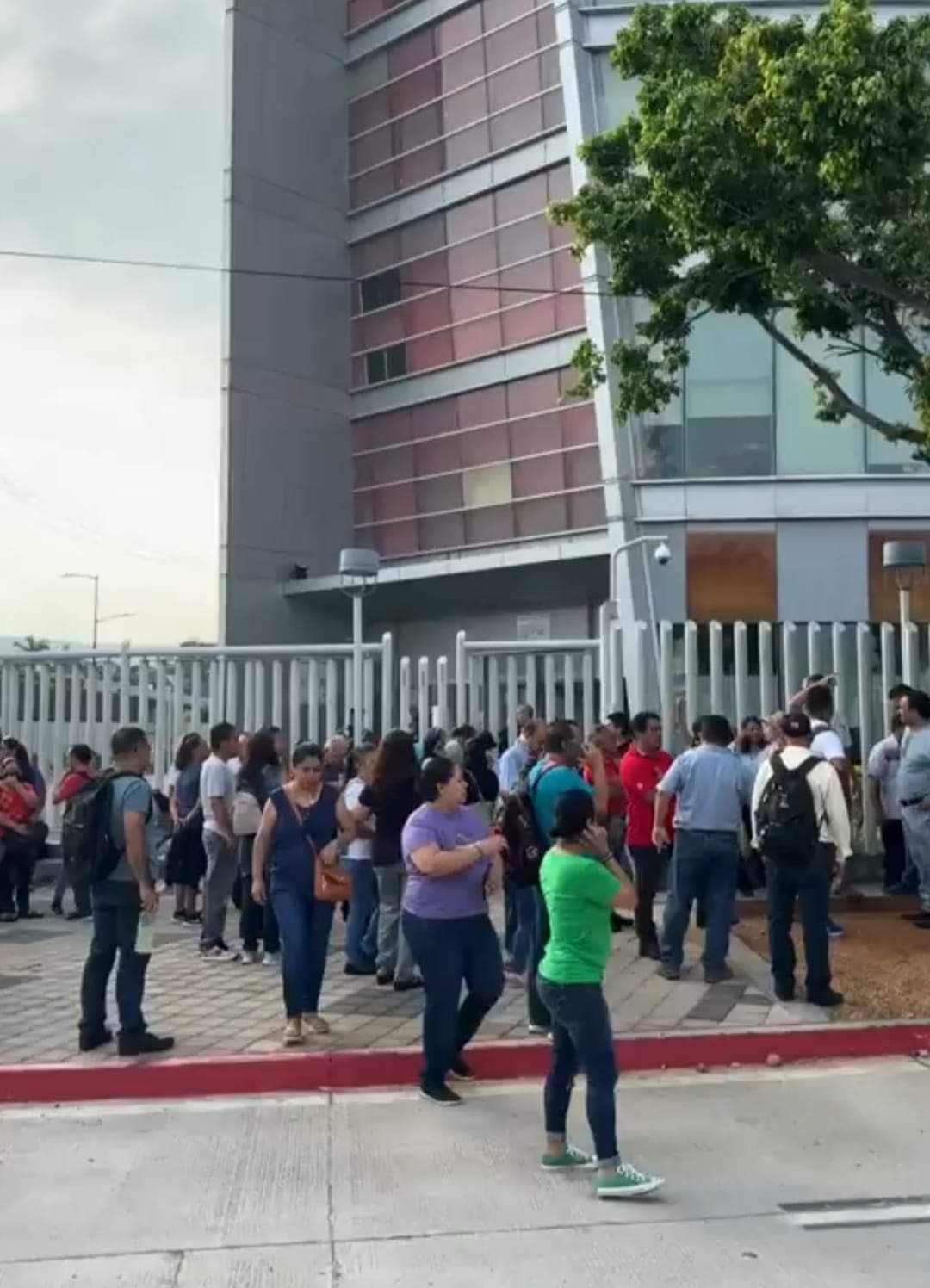 Burócratas toman la Torre Chiapas