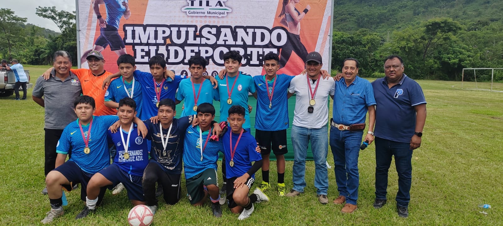 Indeporte entrega uniformes de beisbol y realiza selectivo de Futbol Bandera Blanca en Tila