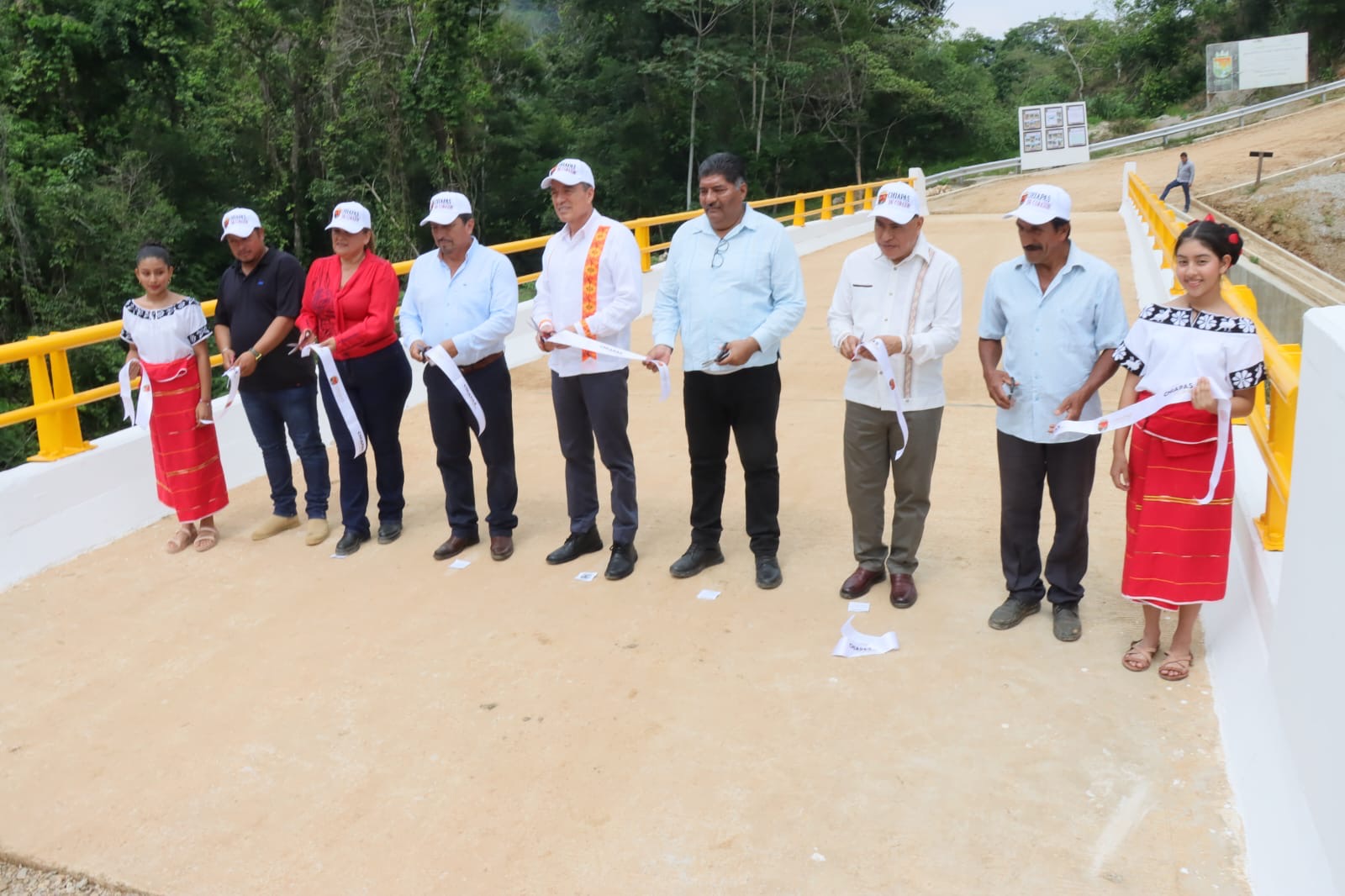 Con infraestructura carretera, deportiva y de salud, Rutilio Escandón beneficia a Tecpatán