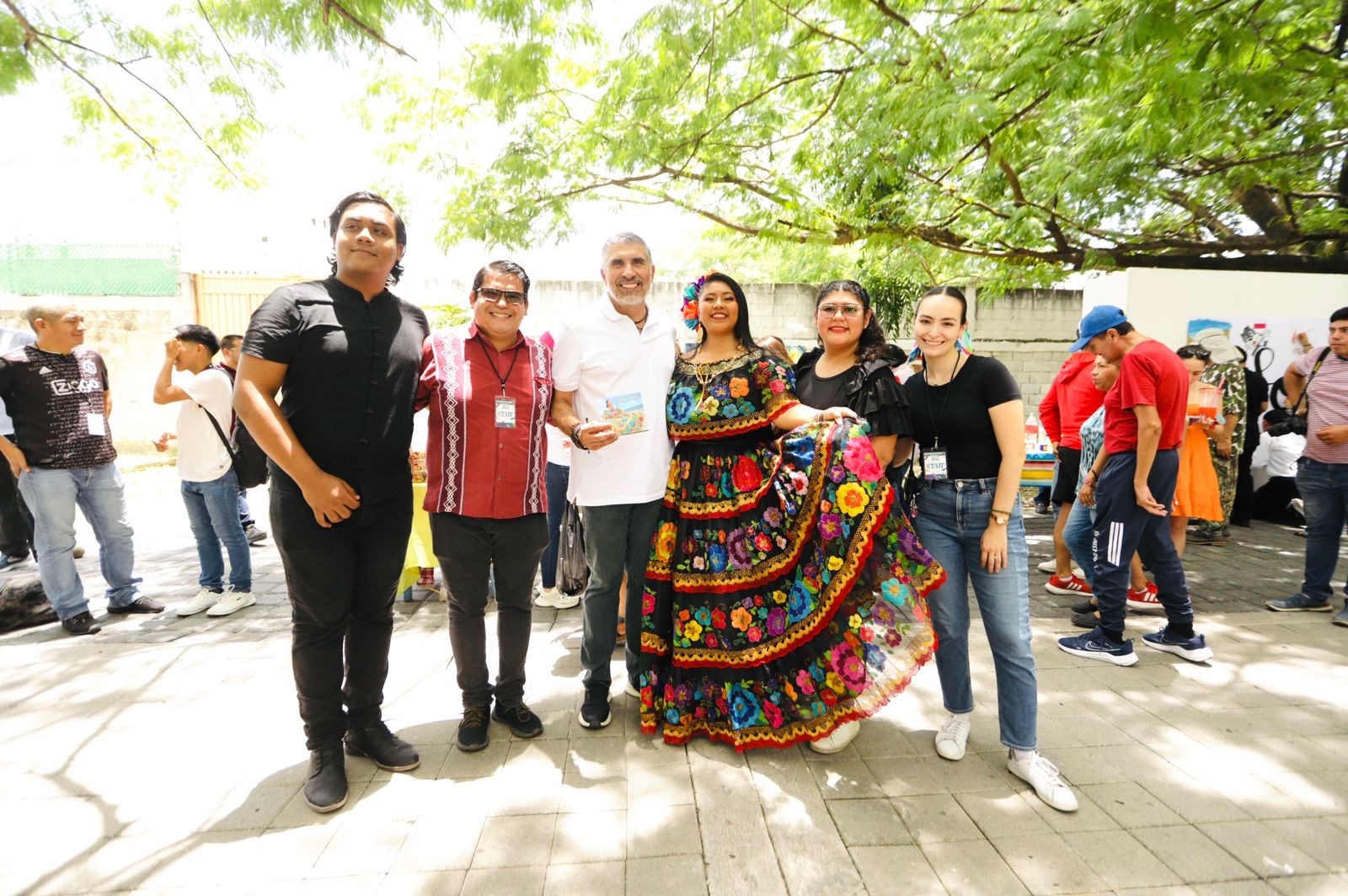 Una verdadera fiesta «Tux Bazar Juvenil», en el Puente de los Conejos: Angel Torres
