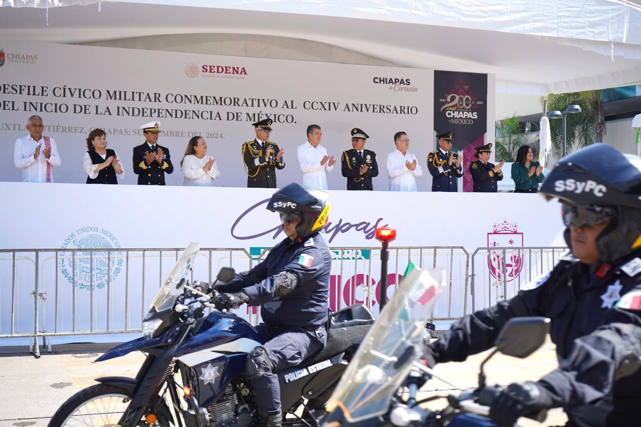 Presencia Rutilio Escandón el Desfile Cívico-Militar por el 214 Aniversario del Inicio de la Independencia de México