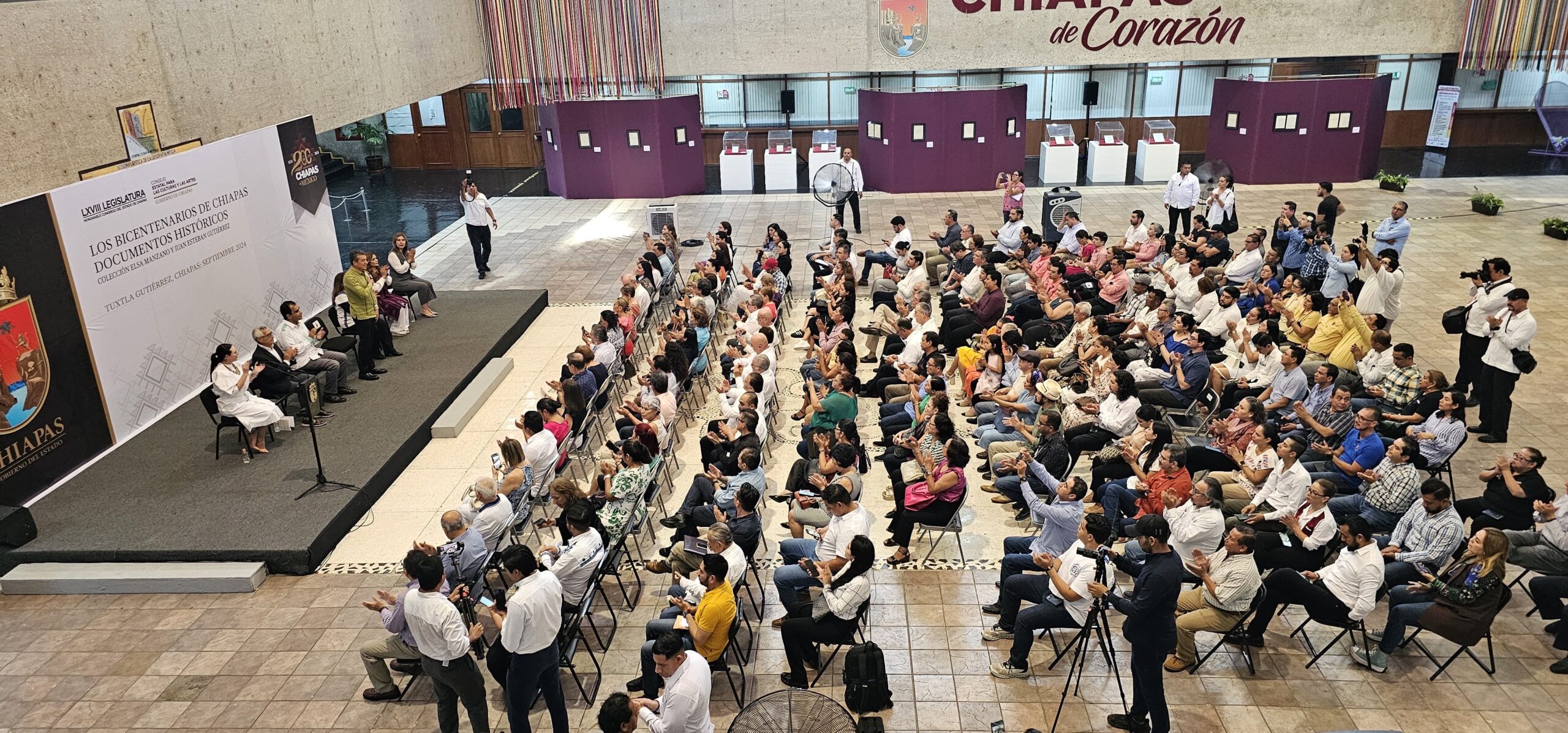 Rutilio Escandón inaugura exposición “Los Bicentenarios de Chiapas: Documentos Históricos”