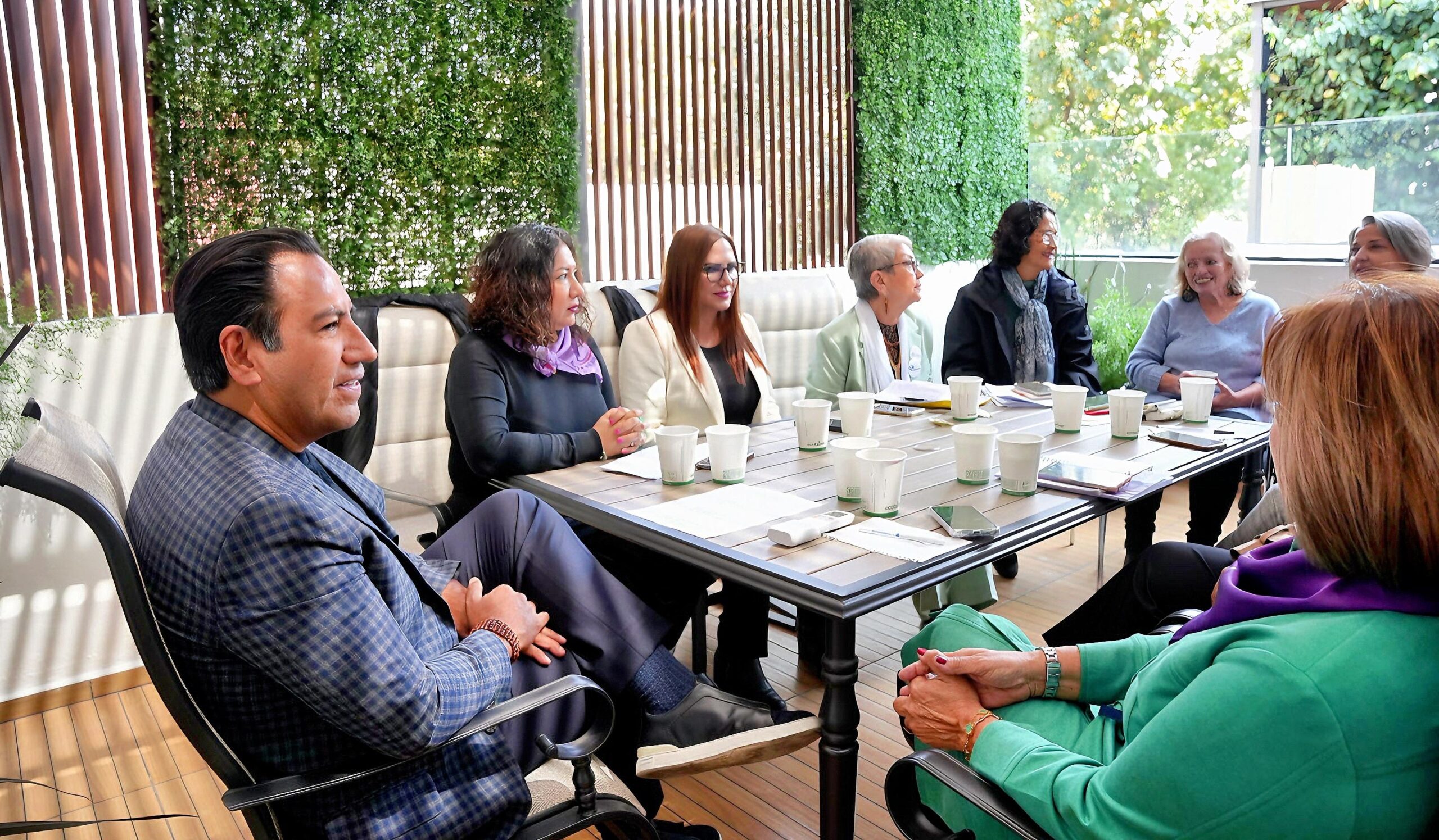 Eduardo Ramírez se reúne con las representantes de la agenda feminista en Chiapas