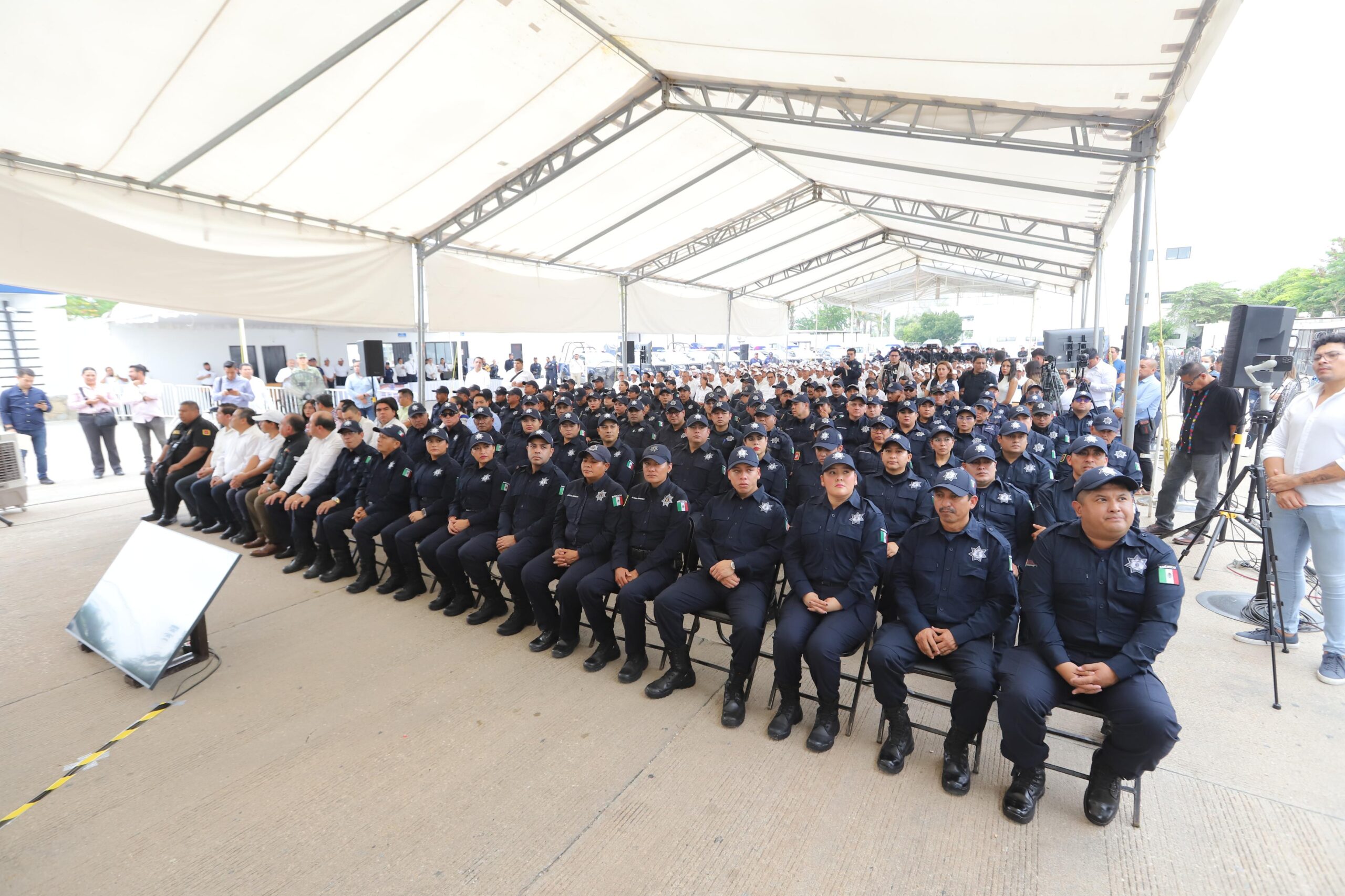 Rutilio Escandón entrega patrullas, uniformes y equipo a la Policía Municipal de Tuxtla Gutiérrez