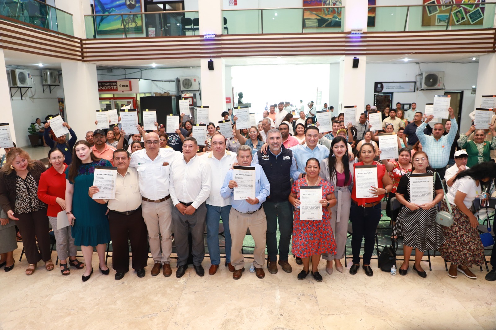 Entrega Angel Torres escrituras públicas a familias de siete colonias de Tuxtla