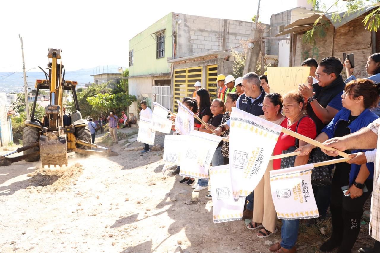 Angel Torres da banderazo a pavimentación de más de 800 metros en colonia Chiapas Solidario