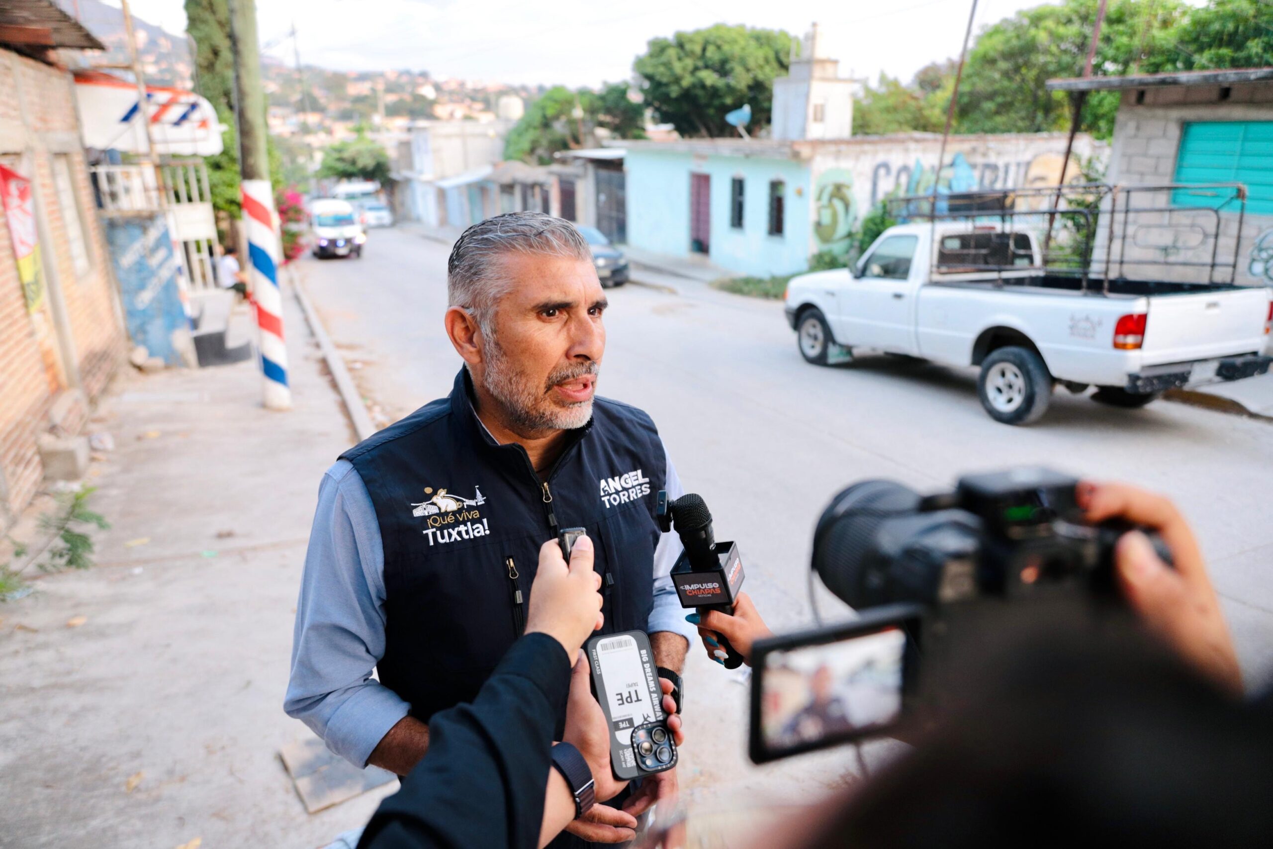 Anuncia Angel Torres más calles en colonias de Tuxtla