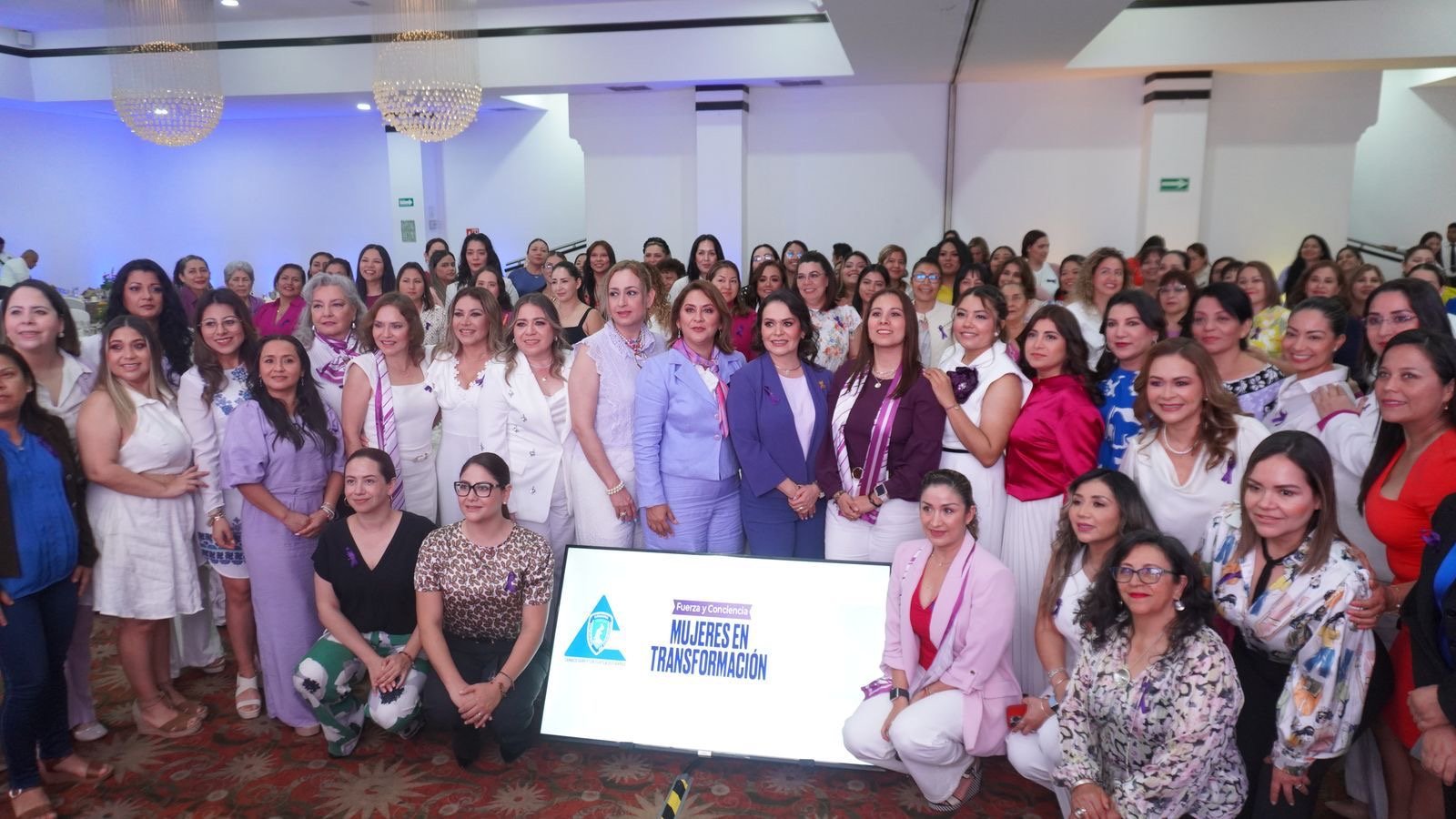 Participan más de 200 mujeres en foro de Canaco Tuxtla.