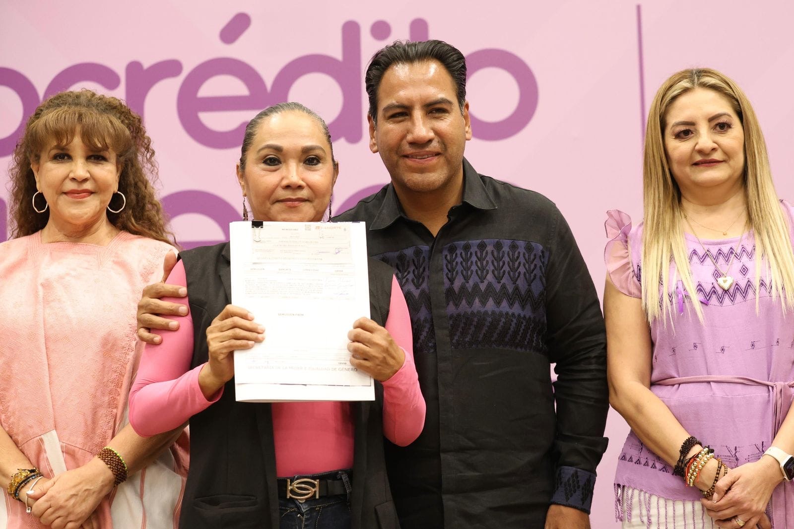 Eduardo Ramírez impulsa autonomía económica de mujeres con entrega de microcréditos