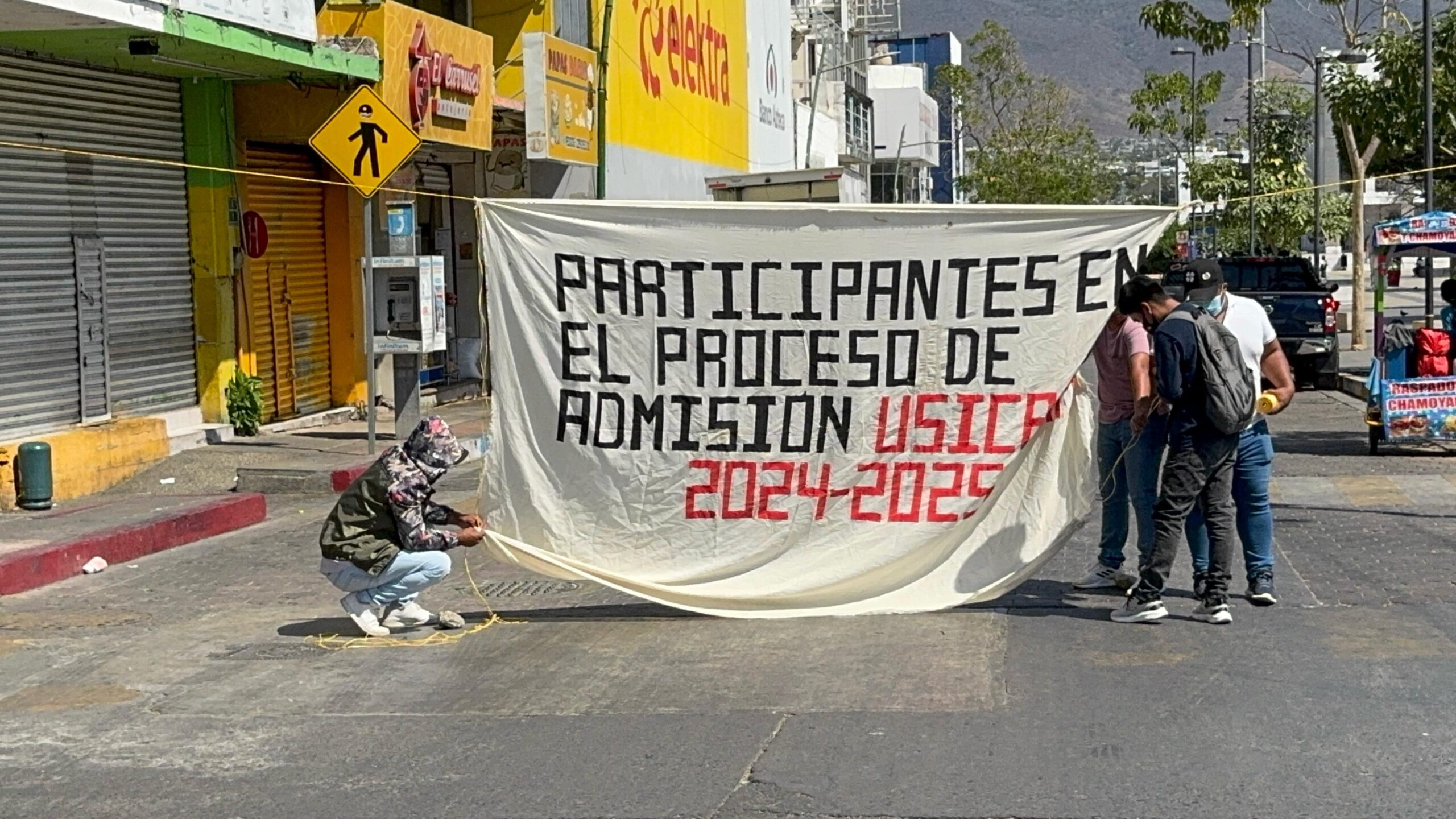 Normalistas bloquean el centro de la capital chiapaneca; afirman se unirán al paro magisterial el 6 y 7 de marzo