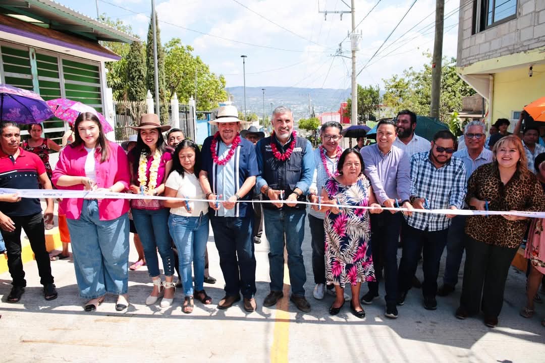 Junto a vecinas y vecinos, Angel Torres inaugura la calle Río Lacantún, en la colonia Loma Bonita