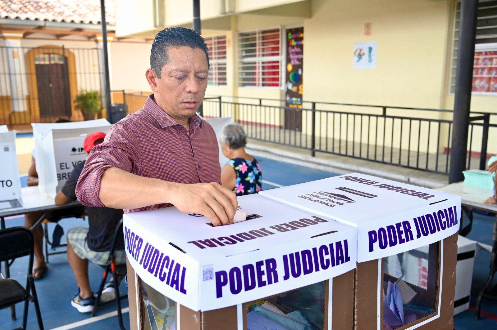 Fiscal emite su voto este 1 de junio