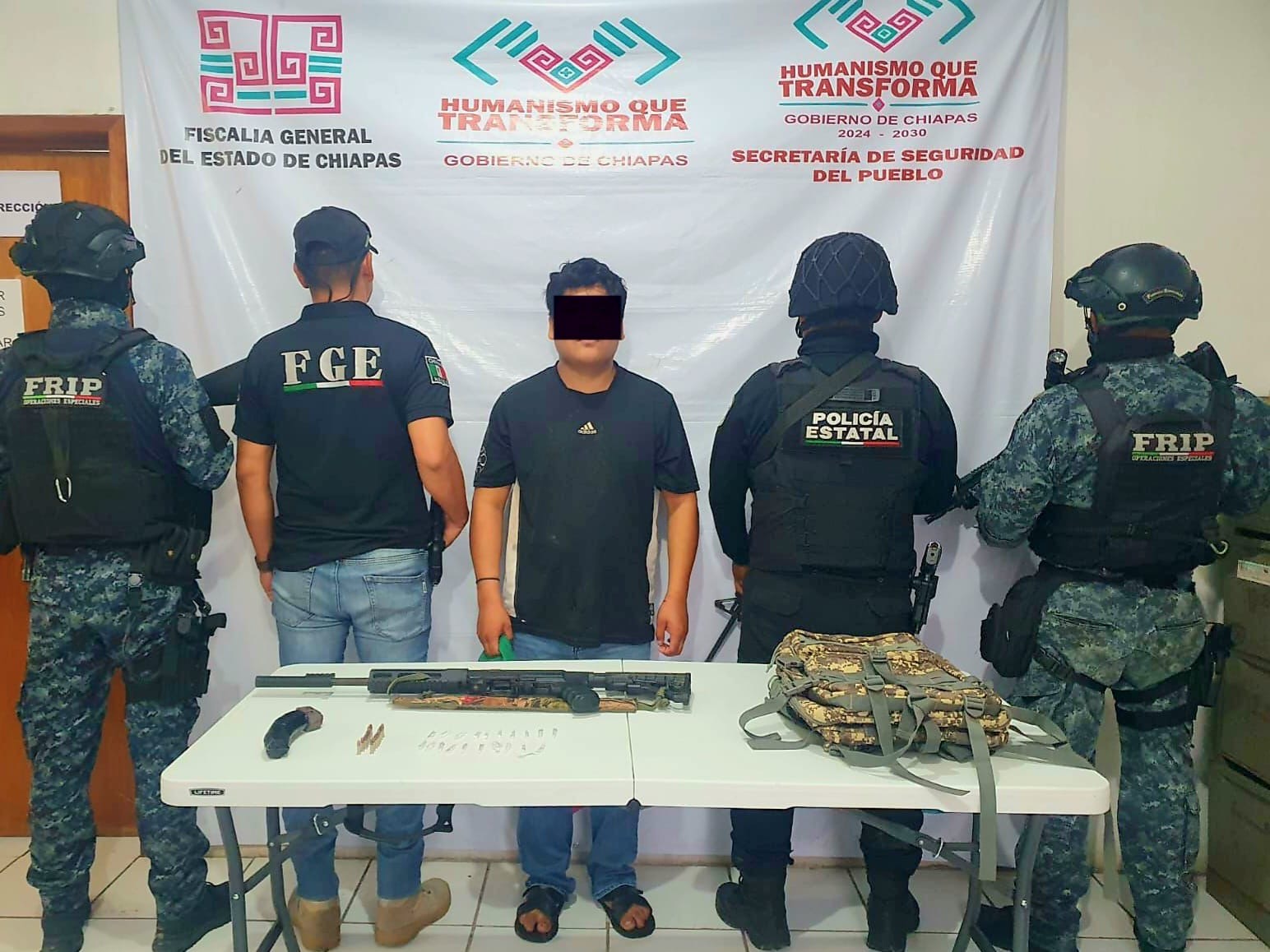 SSP y FGE detienen a masculino en posesión de presuntos narcóticos y arma de fuego en Frontera Comalapa.