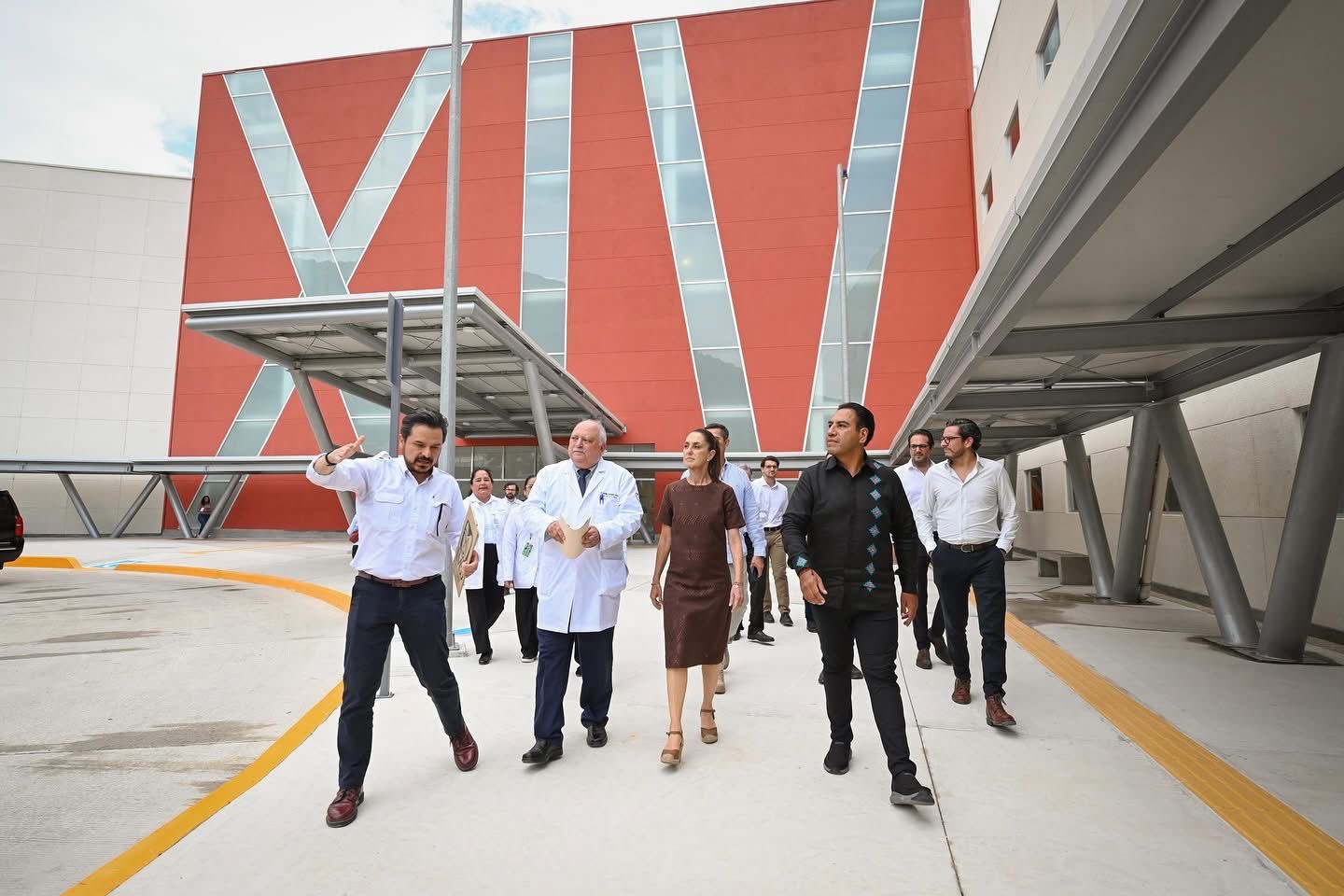 Eduardo Ramírez acompaña a Claudia Sheinbaum en la supervisión del Hospital General de Zona No. 13 en Tuxtla