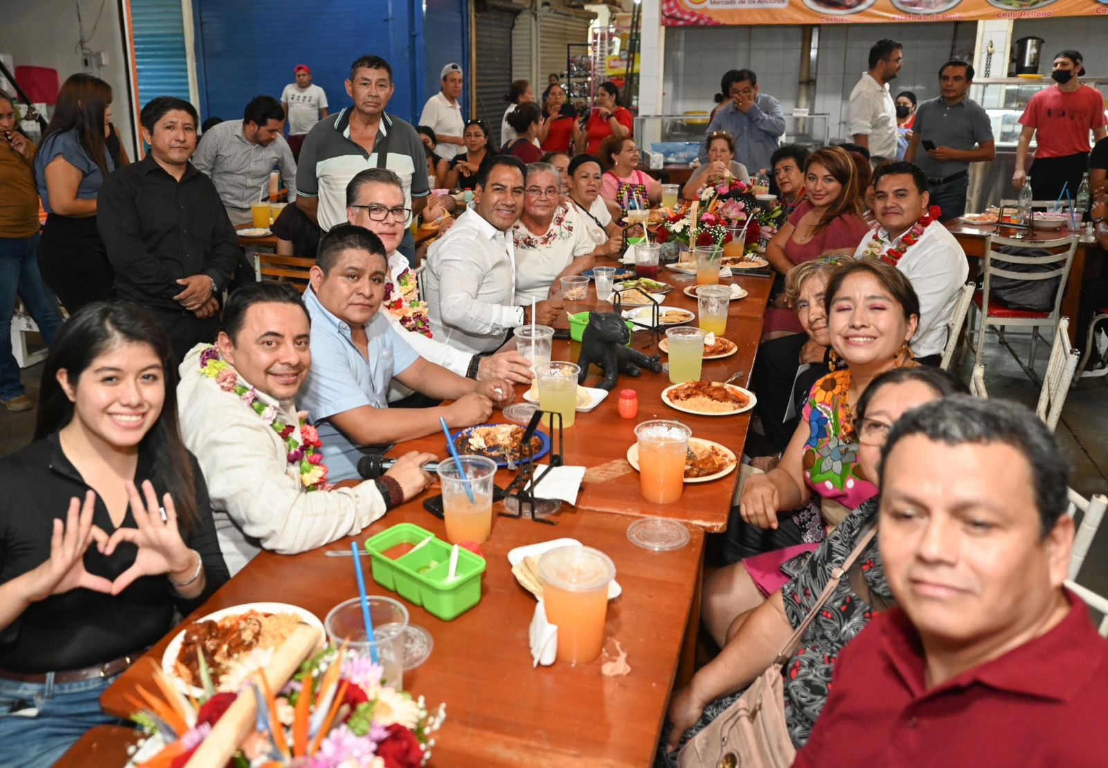 Eduardo Ramírez entrega constancia de regularización de claves catastrales en el Mercado de los Ancianos