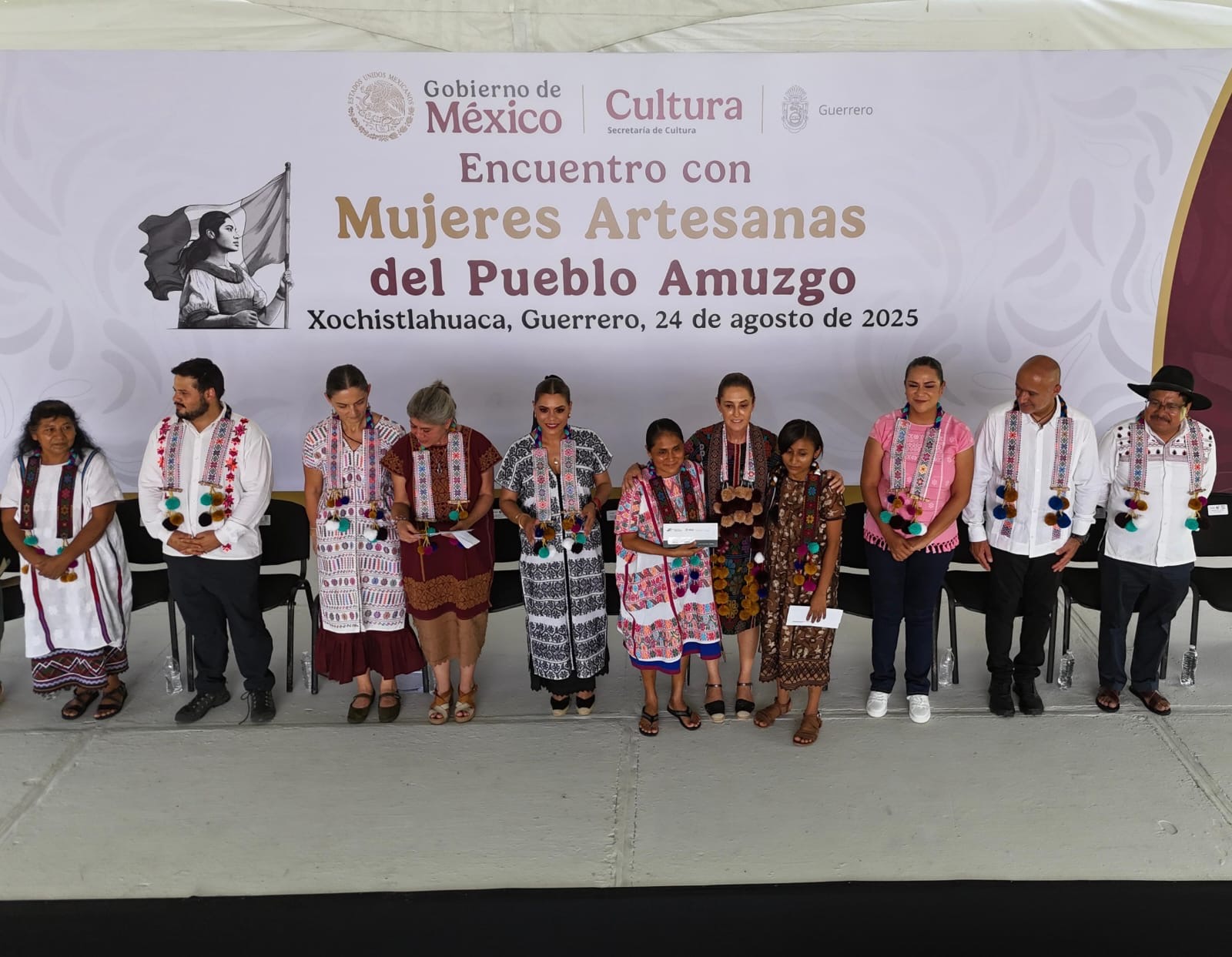 Presidenta Claudia Sheinbaum entrega créditos a la palabra a mujeres artesanas de Amuzgo