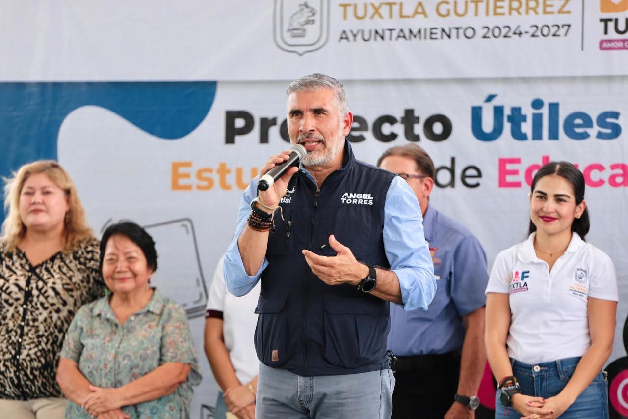 Tux-Útiles sigue llegando a más preparatorias de Tuxtla: Angel Torres