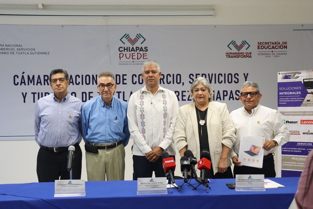 Canaco Tuxtla refrenda apoyo a familias tuxtlecas para este regreso a clases