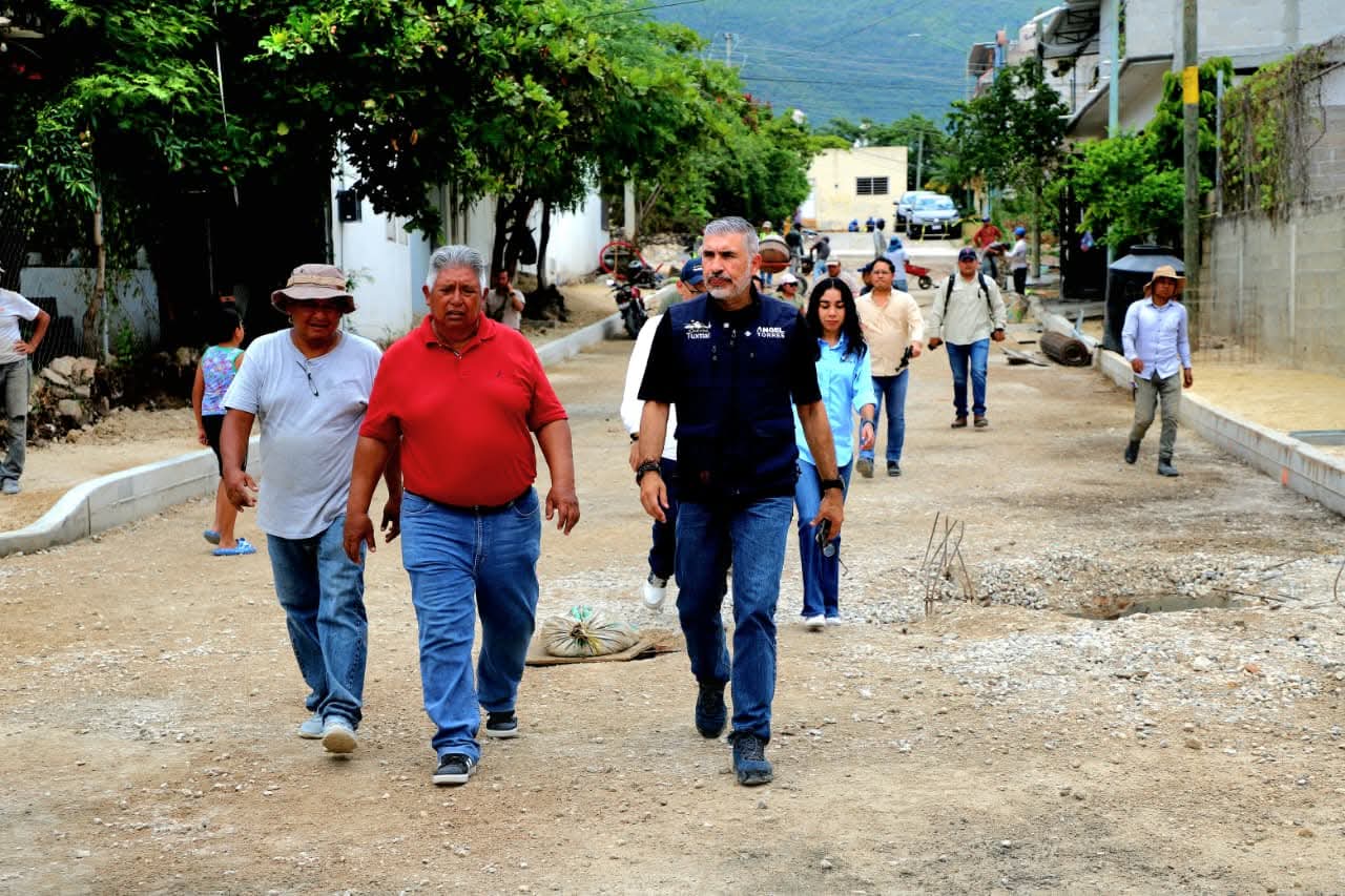 Supervisa Angel Torres obras de pavimentación integral en Villareal y Shanká