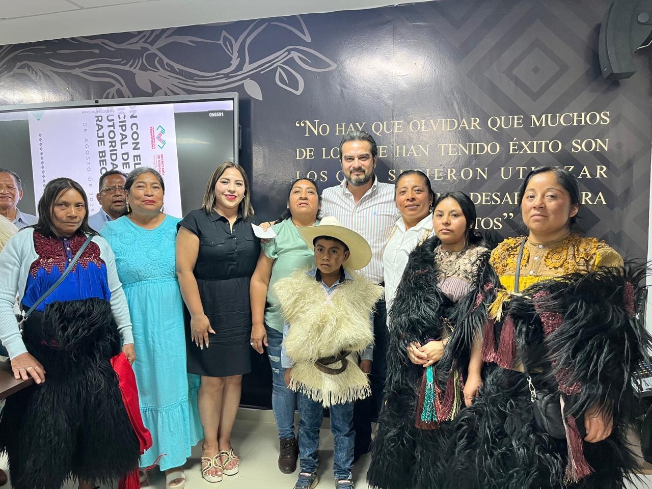 Atiende Secretaría de Educación a autoridades municipales y educativas de San Juan Chamula