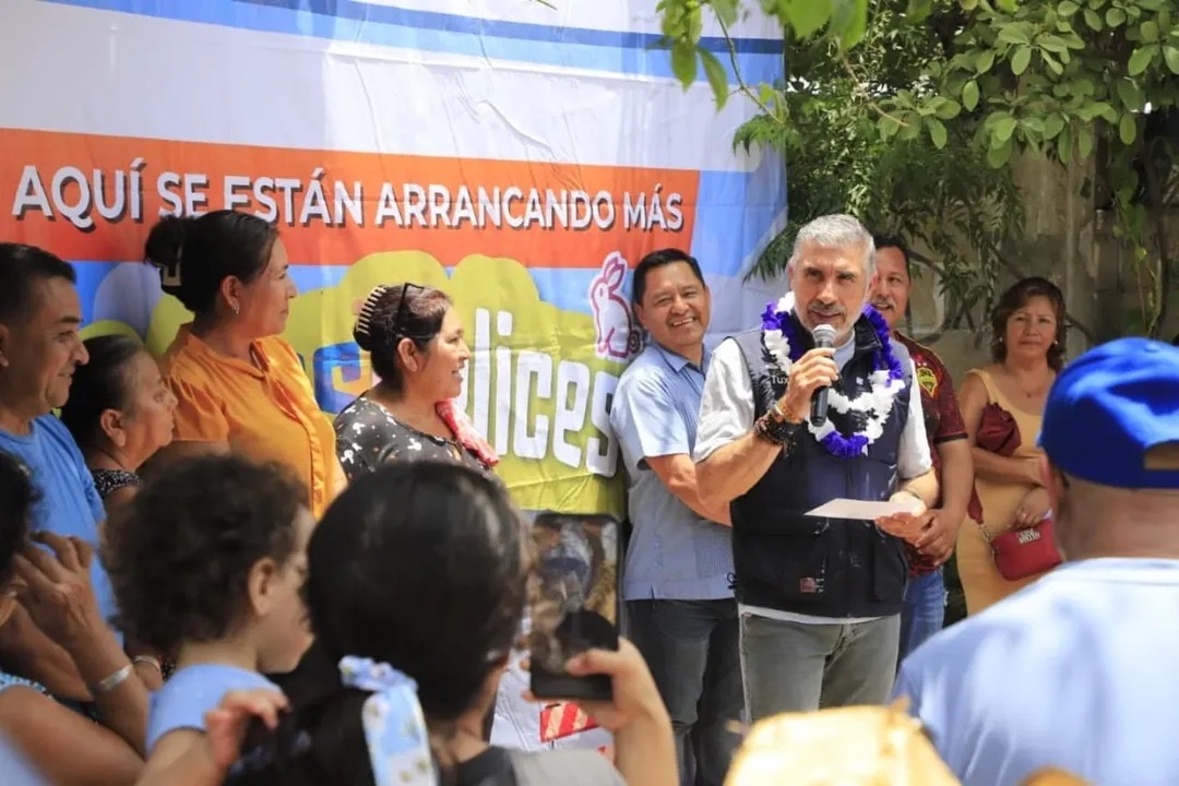 Angel Torres pone en marcha los trabajos de una calle más; ahora en la colonia Tuxtla Chico