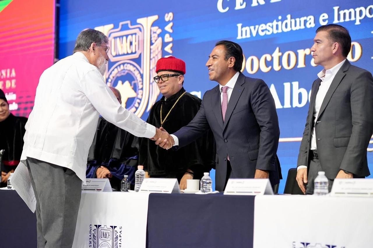 Eduardo Ramírez asiste a ceremonia de investidura de Doctorado Honoris Causa que otorga la Benemérita Unach