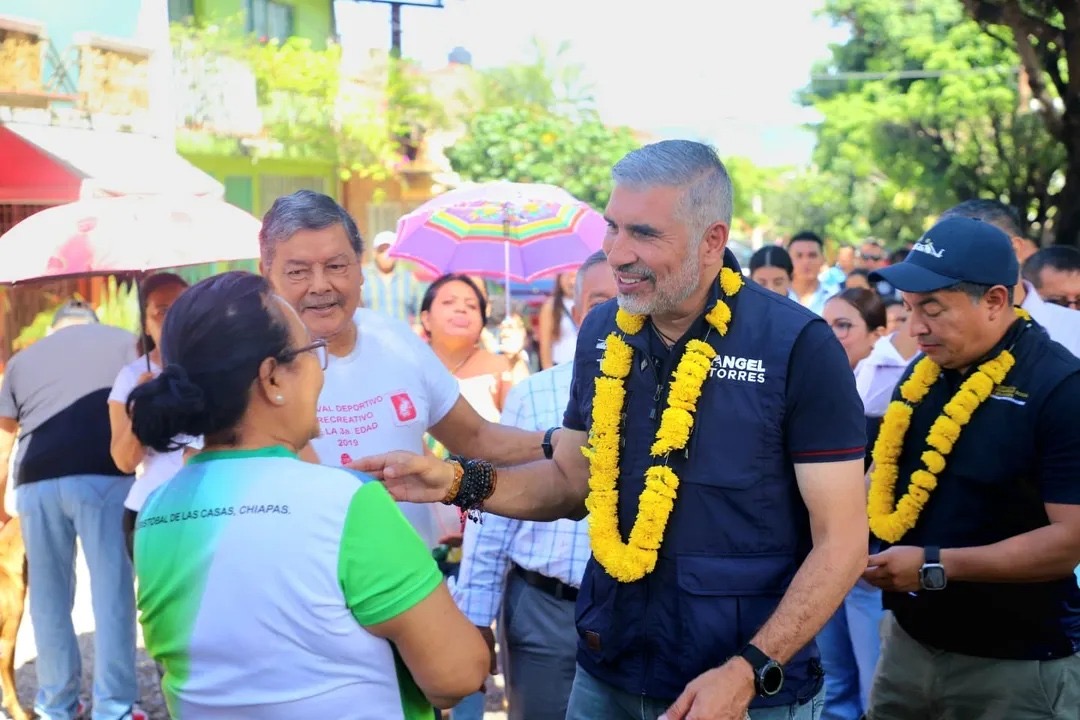 Angel Torres dio inicio a la pavimentación integral de la Calle Tapachula en Las Torres