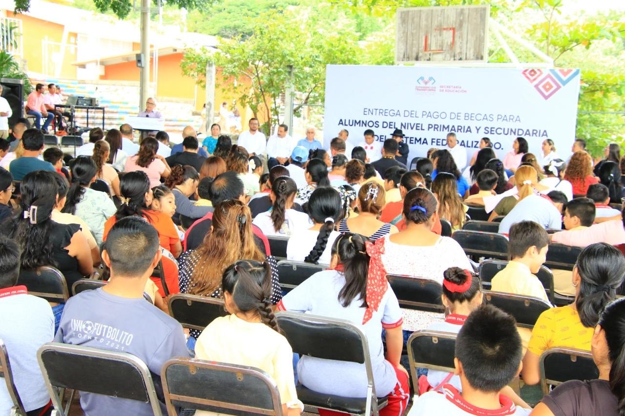 Secretaría de Educación entrega becas a estudiantes de primarias y secundarias federales
