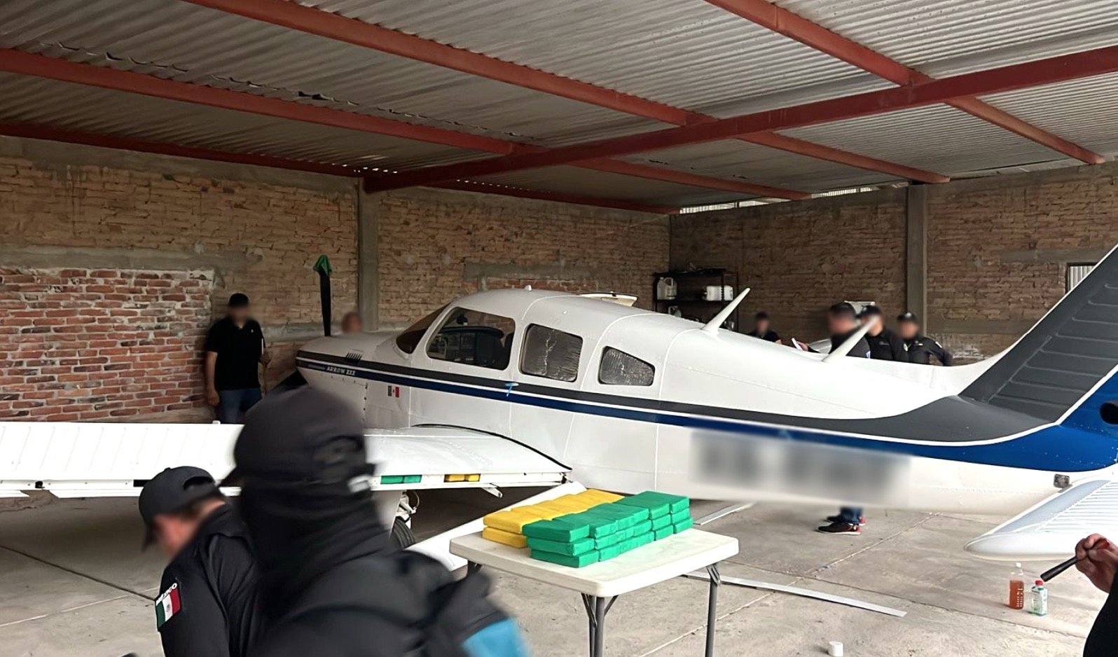 FGR cumplimenta cateo en Aeródromo y asegura clorhidrato de Cocaina u una Avioneta