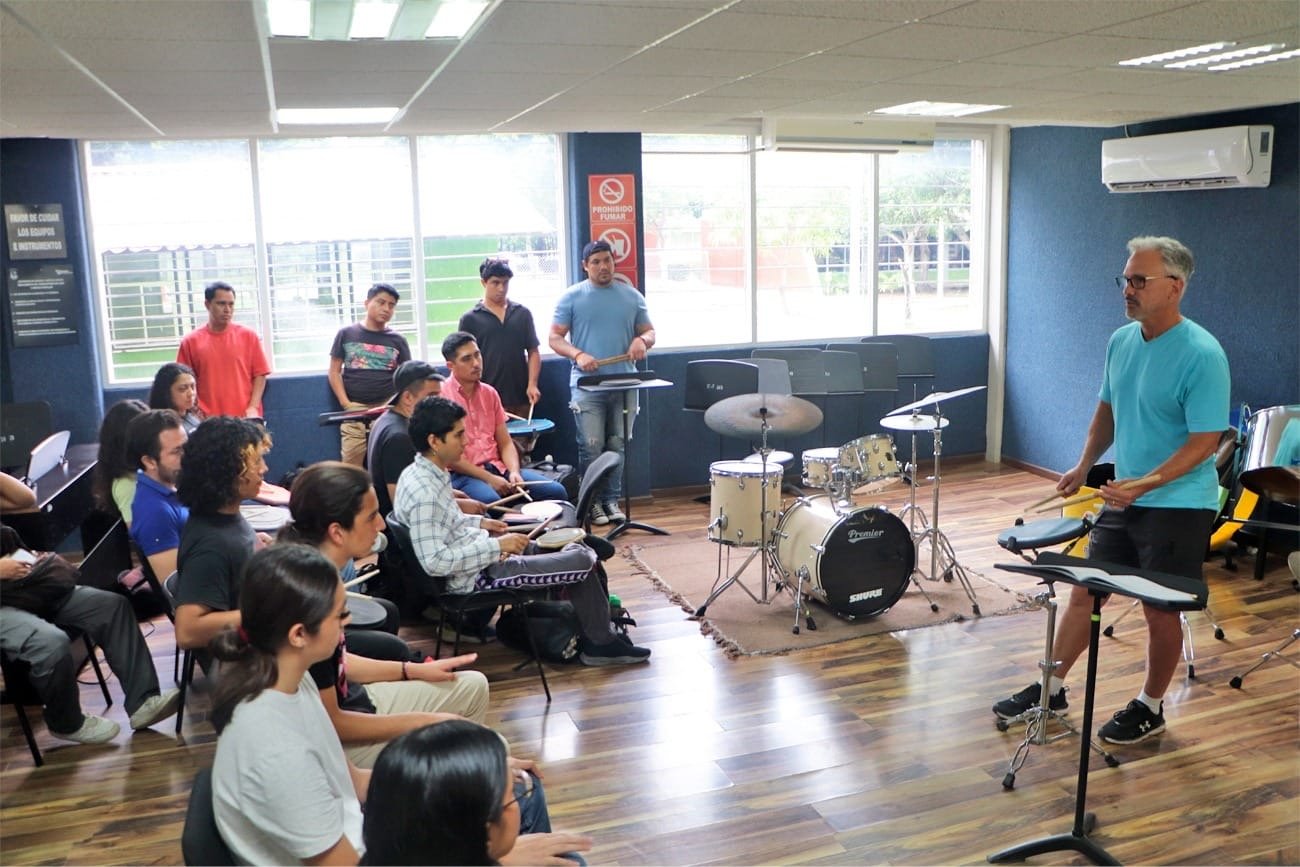 Percusión sin fronteras: John Wooton inspira a estudiantes de la UNICACHArtista internacional imparte clases magistrales y concierto en visita académica a Facultad de Música