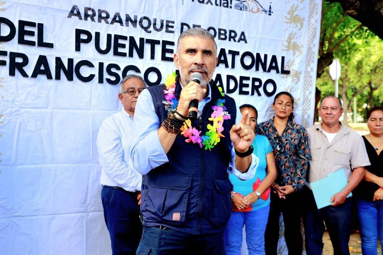 Angel Torres da banderazo a la construcción de puente peatonal en el Libramiento Sur-Oriente