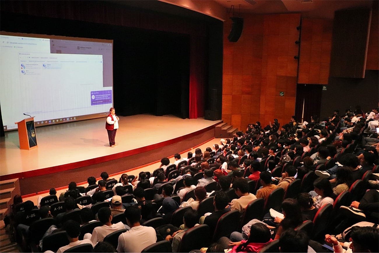 Orientan a unicachenses sobre acceso a becas educativas federalesCNBB realizó sesión informativa, participaron más de mil estudiantes