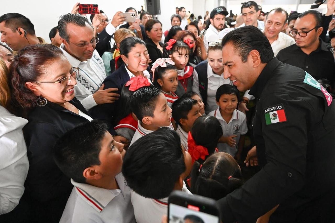 Eduardo Ramírez entrega becas para la alfabetización y kits visuales en San Cristóbal
