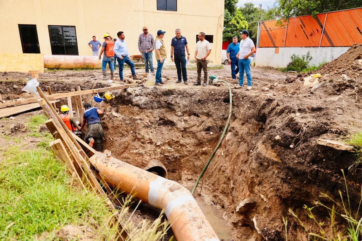 Supervisa Angel Torres reubicación de tubería de agua potable en colonia 24 de Junio