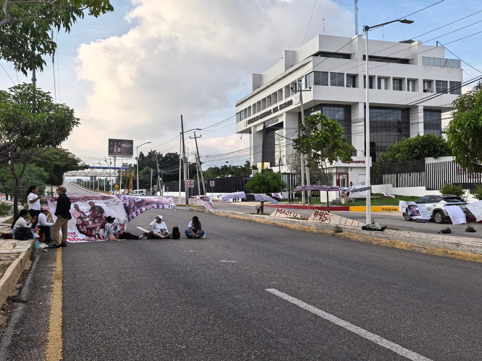 Madres en resistencia bloquean en libramiento norte