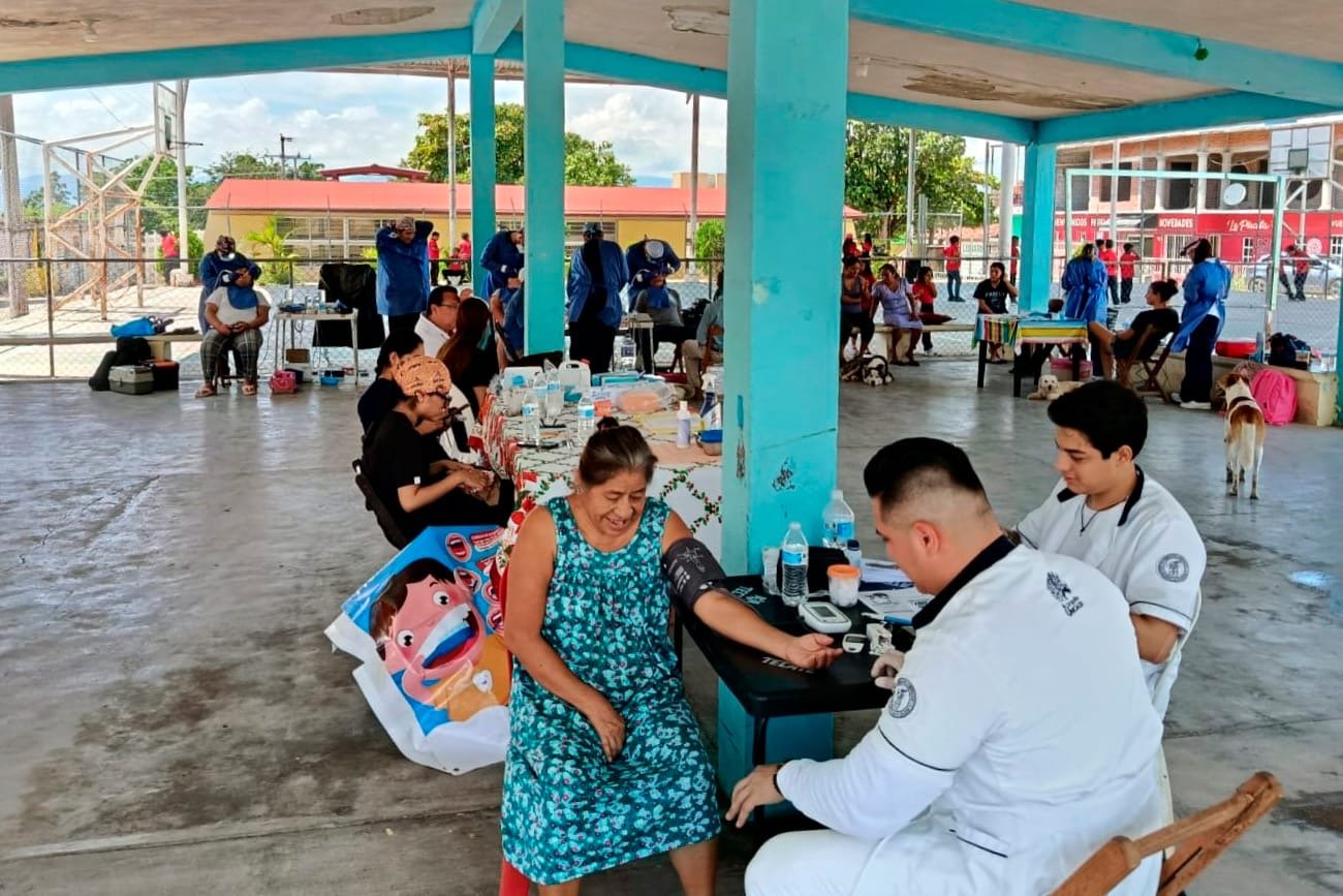 Lleva UNICACH salud y alfabetización a comunidades